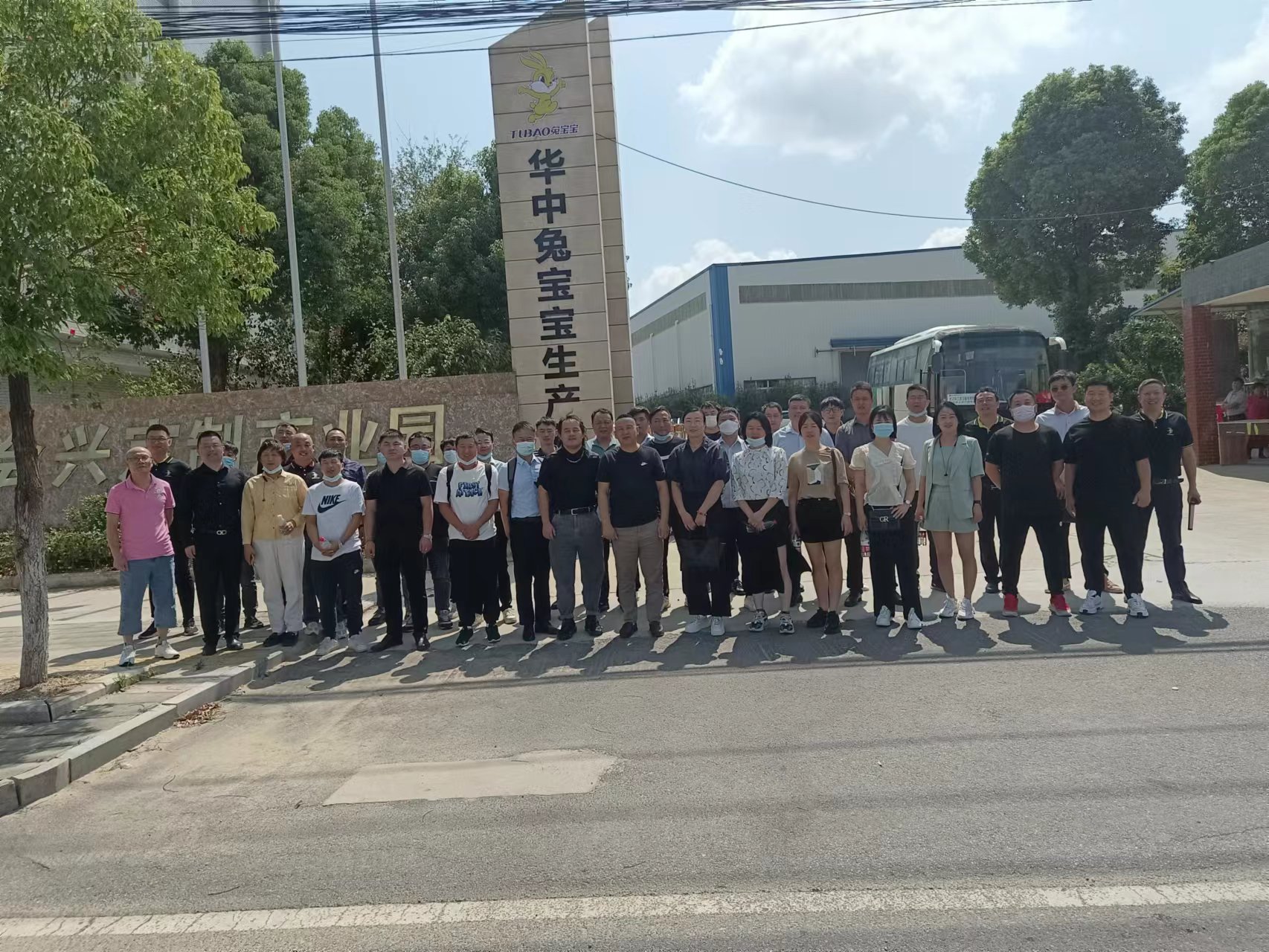 热烈欢迎德华兔宝宝家居公司领导及全国各地经销商莅临参观指导